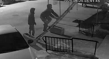 Müzisyenin evine seyyar merdivenle tırmanan şüpheliler, tamire bırakılan otomobille hırsızlığa gitmiş