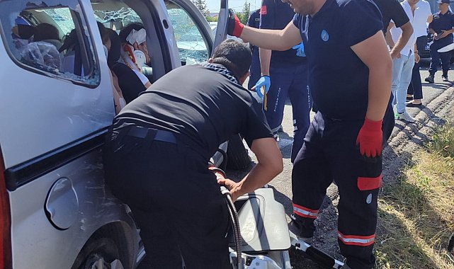 Nevşehir'de otomobil ile hafif ticari araç çarpıştı: 11 yaralı