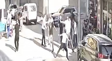 Nusaybin'de silah ve sopalı kavga kamerada; 3 yaralı