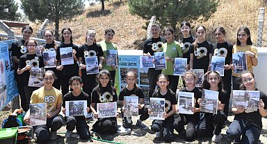 Öğrenciler, kurumasın diye okul bahçesindeki ağaçları yağmur hasadı yöntemi ile suluyor