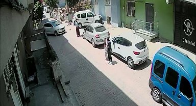 Öğretmene yardım ederken kullandığı otomobili duvara vurdu