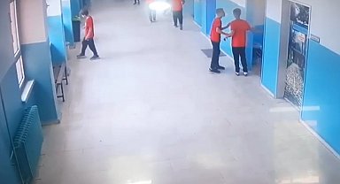 Okul koridorundaki çöpü kutuya atarken görüntülenen öğrenciye tablet hediyesi