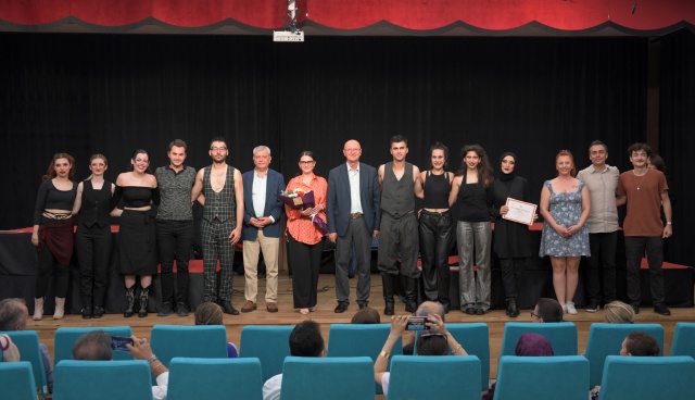 Osmangazi Belediyesi Tiyatro Okulu Öğrencileri Tersine Dünya’yı Sahneledi