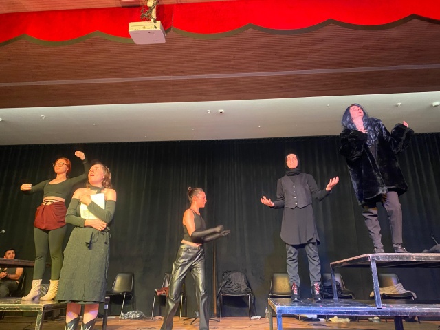 Osmangazi Belediyesi Tiyatro Okulu ‘Tersine Dünya’ ile İzleyici Karşısına Çıkıyor