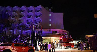 Otelin bodrum katında çıkan yangında yüzlerce turist tahliye edildi