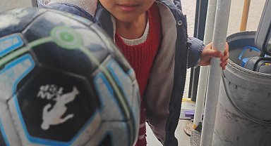 Otobüs şoförü, yolda gördüğü çocuğun topunu şişirdi; küçük kızın sevinci kamerada