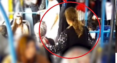 Otobüste düşürülen altın kolyeyi aldığı anlar kamerada