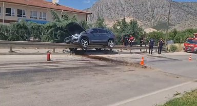 Otomobil, bariyere asılı kaldı: 1 yaralı