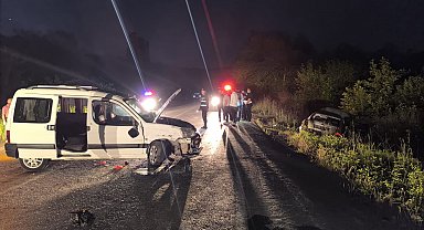 Otomobil ile hafif ticari araç çarpıştı: 1'i ağır 8 yaralı