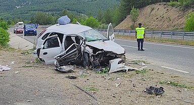 Otomobil menfeze çarptı: 1 ölü, 3 yaralı