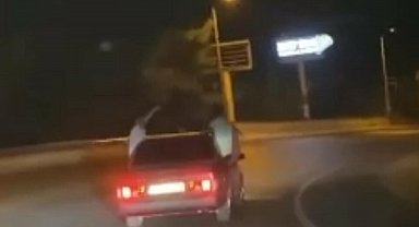 Otomobil penceresinden sarkarak yolculuk yaptılar