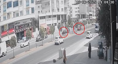 Otomobil, yaya geçidinden geçen motosiklete çarptı; kaza kamerada