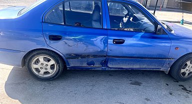 Otomobile yandan çarpan motosikletin sürücüsü yaralandı; kaza kamerada