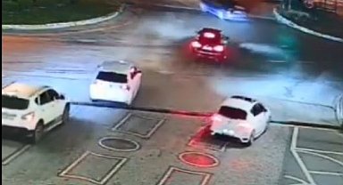 Otomobilin çarptığı motosikletli yaralandı; kaza kamerada