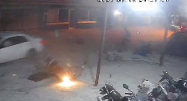 Otomobilin iki motosiklete çarptığı kaza kamerada; 1 ölü, 3 yaralı