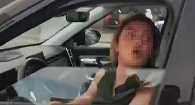 Otomobiliyle motosikletine çarptığı kuryenin kaskını ezip küfrederek, kaçtı