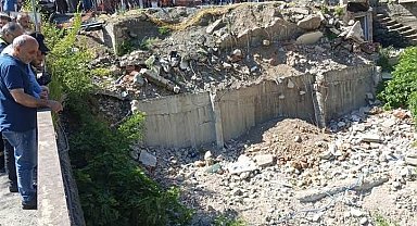 Otomobille çarpışan hafif ticari aracın dereye yuvarlandığı kaza kamerada: 3 yaralı