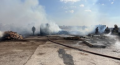 Palet imalathanesinin depolama sahasındaki yangında minibüs yandı