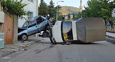 Park halindeki otomobile çarpıp devrilen kamyonetin sürücüsü yaralandı