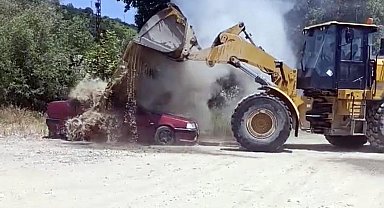 Park halindeyken alev alan otomobildeki yangın, iş makinesiyle dökülen suyla söndürüldü