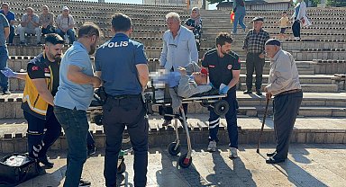 Parkta 4 yerinden bıçaklanarak yaralandı