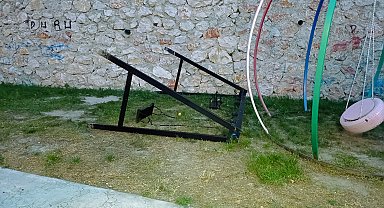 Parkta sallanırken devrilen demir salıncağın altında kalan Yağız hayatını kaybetti