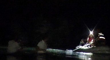 Piknikçiler, şelale suyu yükselince adacıkta mahsur kaldı