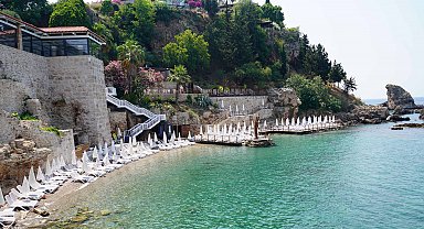 Plajdaki 1000 liralık şezlong ücreti, yarıya düşürüldü