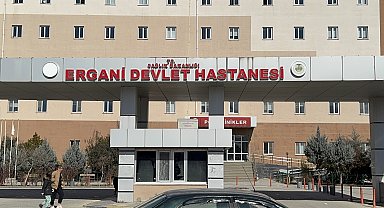 Psikolojik sorunları olduğu ileri sürülen baba, 2 kızını ve kendisini bıçaklaya yaraladı