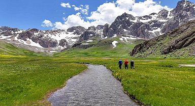 Rengarenk çiçeklerin karla buluştuğu nokta; Sohmarik Yaylası