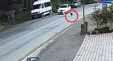 Rize'de seyir halindeki otomobilin önüne kaya düştü; o anlar kamerada