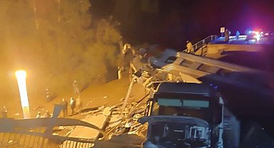 Rusya'da köprü çöktü, tren raydan çıktı: 7 kişi hayatını kaybetti