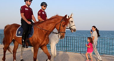 Sahilde atlı polisler devriyede