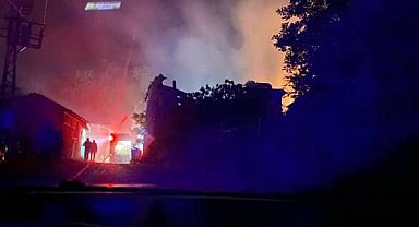 Sakarya'da 2 katlı ev yangında küle döndü