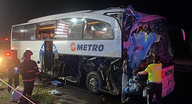 Sakarya'da yolcu otobüsü TIR'a arkadan çarptı: 2'si ağır, 13 yaralı
