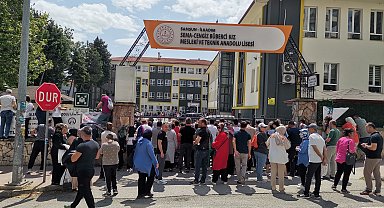 Samsun'da LGS heyecanı; çocuklar sınavda, aileler de dışarıda terledi