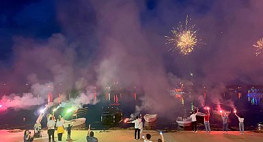 Samsunspor taraftarından 60'ıncı yıl kutlamalarında meşaleli şov