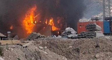 Şantiyesinde işçilerin kaldığı konteynerler yandı