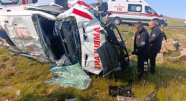 Şarampole devrilen ambulansta 4 sağlıkçı yaralandı