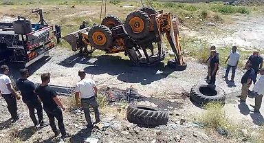 Şarampole yuvarlanan iş makinesinin operatörü yaralandı