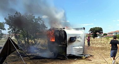 Saros'ta park halindeki çekme karavan alev alev yandı
