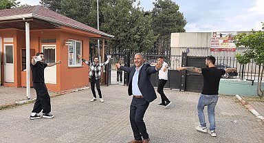 Seçimi kazanan muhtar, yakınlarıyla çiftetelli oynadı