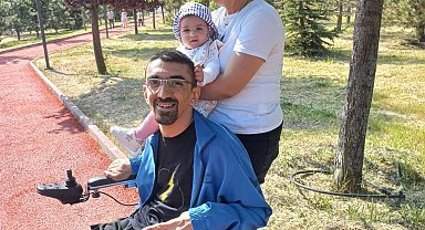 Serebral Palsi Hastası Yılmaz'ın en güzel Babalar Günü hediyesi 'Menekşe Yaz' oldu