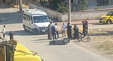 Servis minibüsü ile çarpışan motosikletin sürücüsü yaralandı