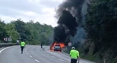 Seyir halindeyken alev alan kamyonet kullanılamaz hale geldi