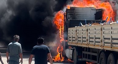 Seyir halindeyken alev alan TIR, yandı