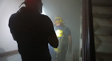 Siirt'te polis lojmanında çıkan yangında 13 kişi dumandan etkilendi