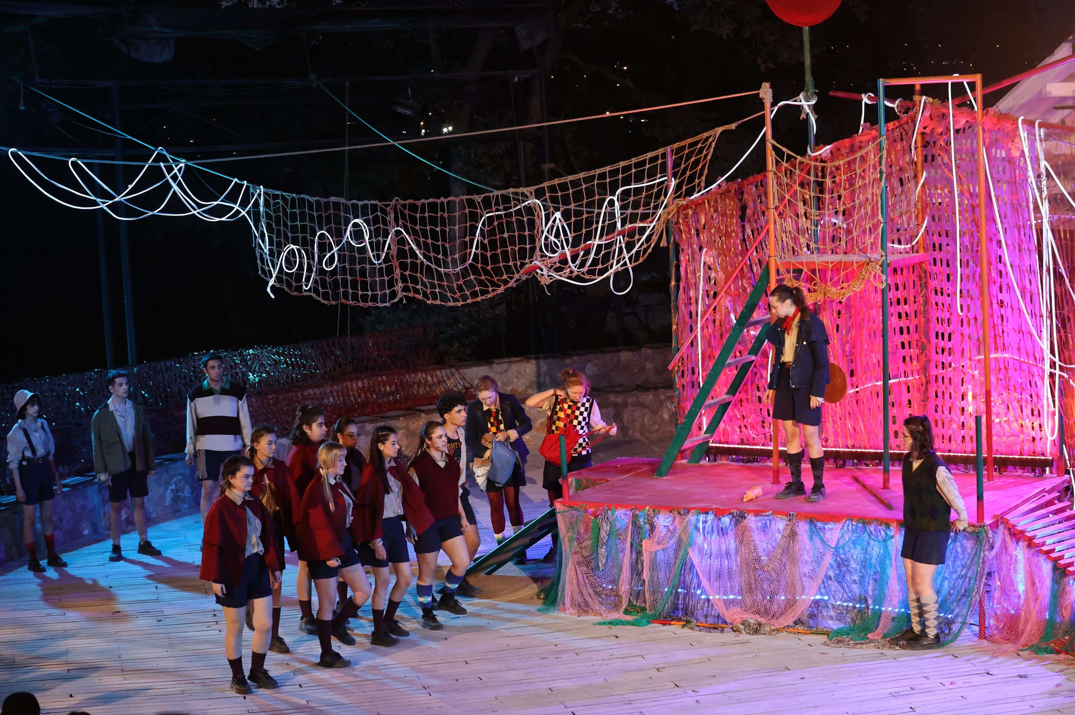 “Sineklerin Tanrısı” prömiyerini yaptı