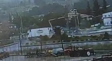 Sinyalizasyon direğine çarpan hafif ticari aracın sürücüsünün öldüğü kaza kamerada