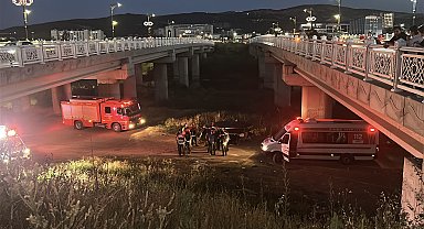 Sivas'ta otomobil, Kızılırmak'taki köprüden düştü; 2 yaralı